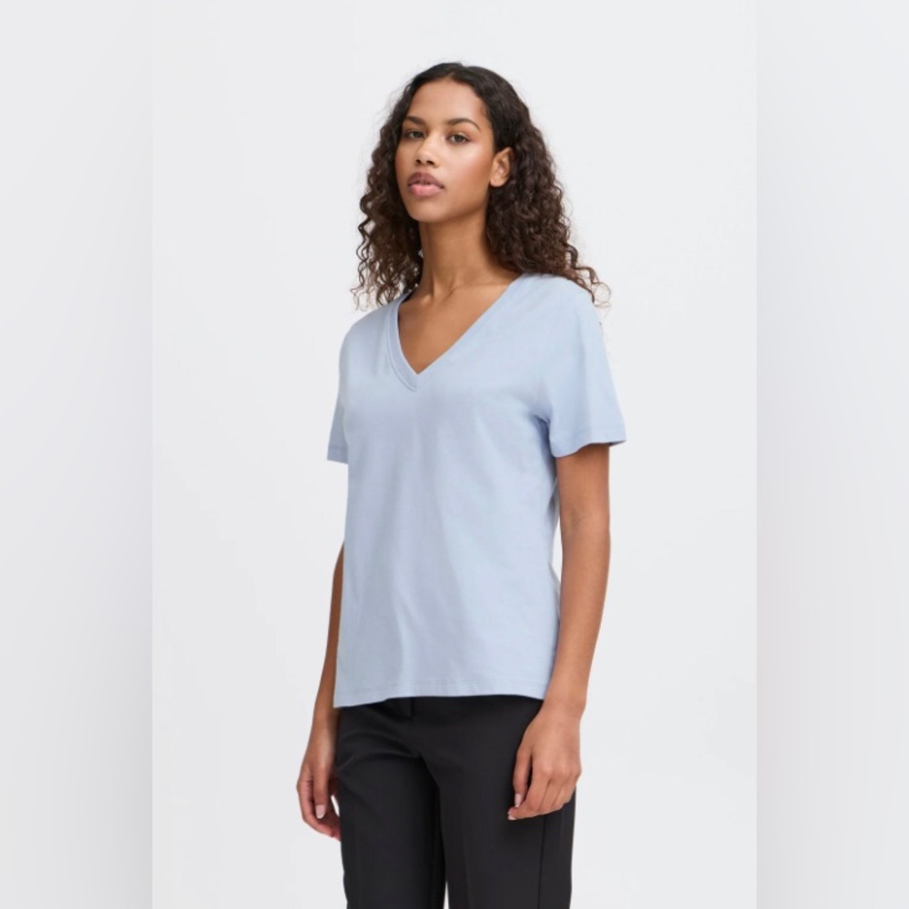 Reitmans | light blue cotton blend v-neck short sleeve tee | size L